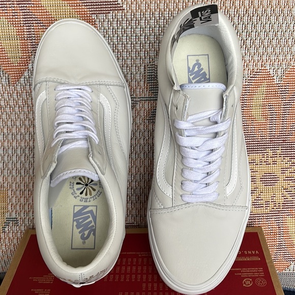 Vans WMNS Old Skool
(Divine) White/True White
VN0A5KRFBSL
Sneakers - Picture 13 of 16